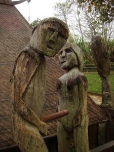 Sculpturen voor graftombe in etnisch museum Hanoi