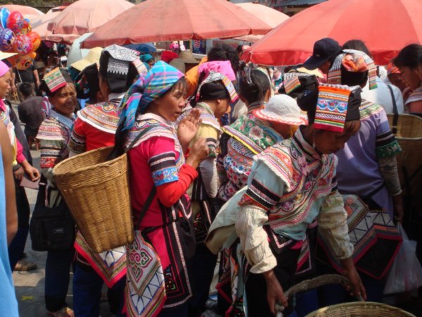Naxivrouwen op de markt in YuangJang