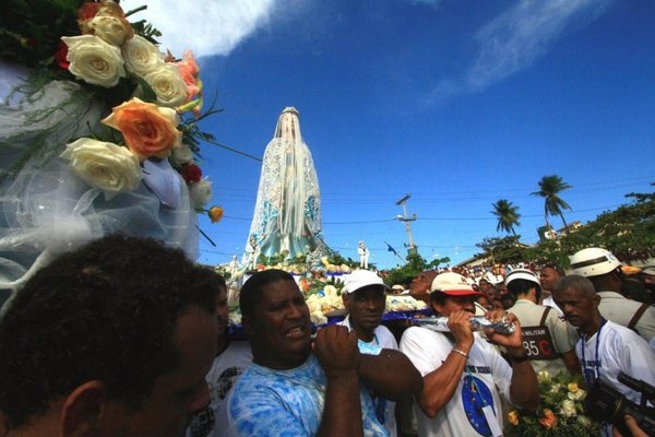 Procession with a statue of Yemanjá/Virgin Mary