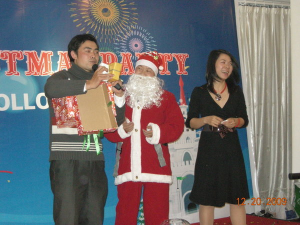 Santa Claus makes an appearance in Hanoi