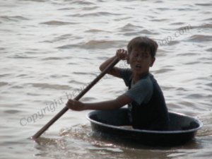 Tonle Sap lake - Kiddo playing
