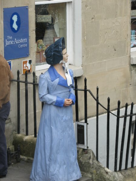 Bath Jane Austin statue outside her residence