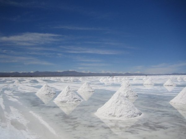 Salar de Uyuni, a saltflat that is as big as the Netherlands and Belgium together. You can see the piramits of salt.