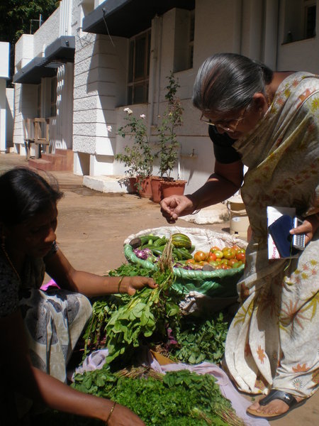 Granny buying veggies | Photo