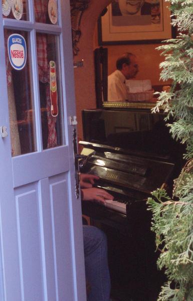Restaurant with Pianist