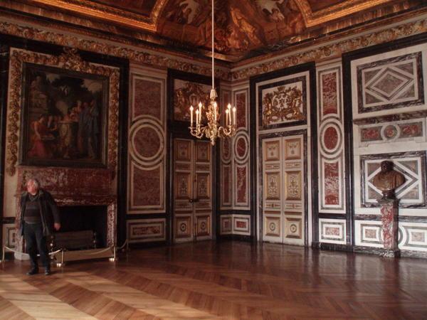 Shock, an almost empty room in Versailles