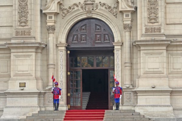 Guards outside Palacio de Gobernio