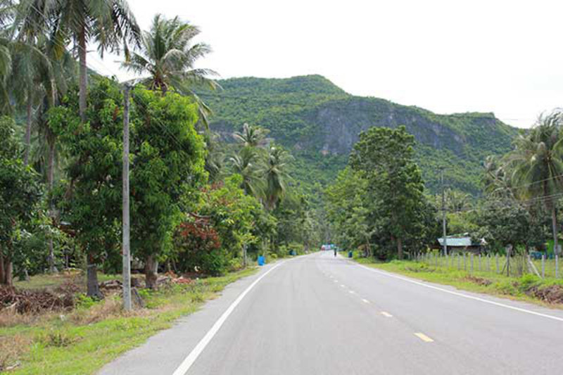 Road from Dolphin Bay to Khao Sam Roi Yod National Park