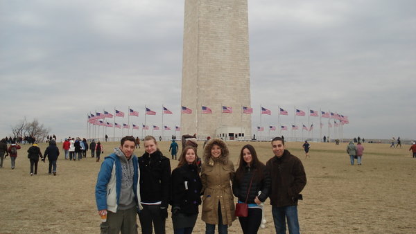 Glade folk foran Washington Memorial