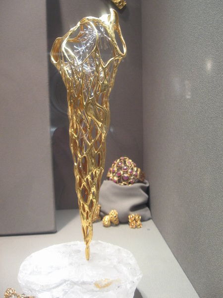 sculpture in gold and silver of an olfactory nerve cell of a dog