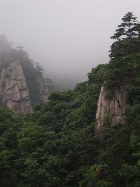 Huang Shan...misty. lots of clouds.