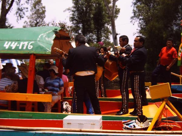 mariachi boats in xochimolco