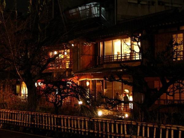 Night view on the elusive geisha houses
