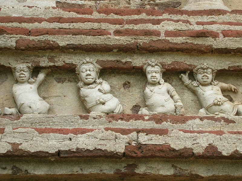 There are many dwarfs depicted on the outside of temples. This is the result of bad karma!