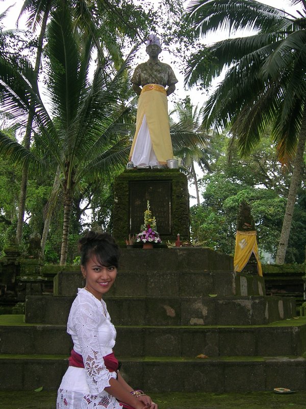 Inda by a statue of her grandfather, Ngurah Rai.