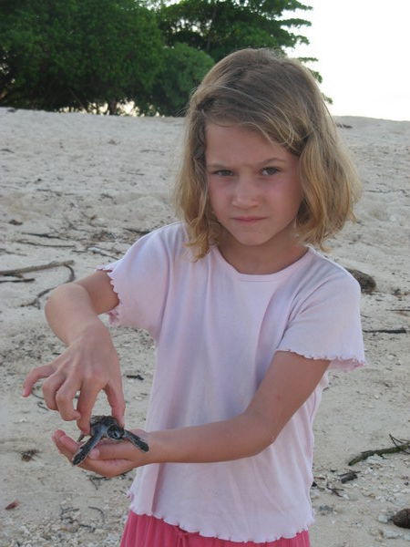 Anna med en skildpaddeunge