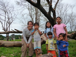 Ann and the children from Cominidad Florida