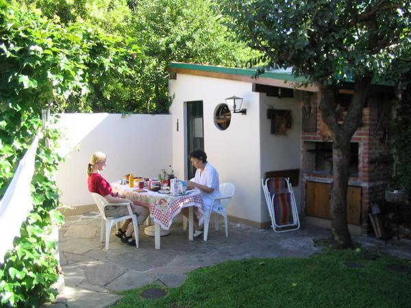 Fruehstueck im Garten / Aamupalalla