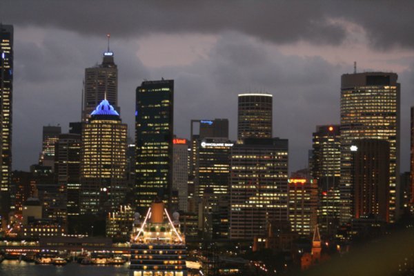 Sydneys skyline bei Daemmerung