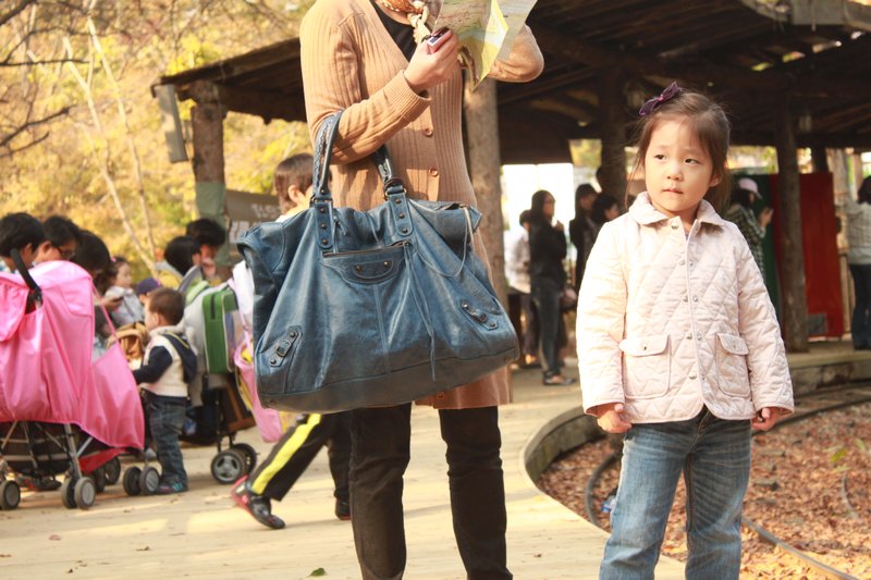 A bag and a Kiddo (Fashion)