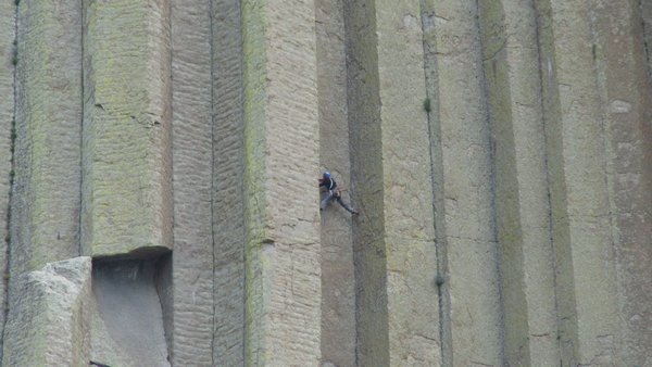 Climber wedged between two columns