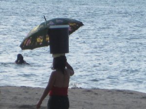 Women carrying burdens on their heads is less common than in Guatemala but it seems like they all can do it. 