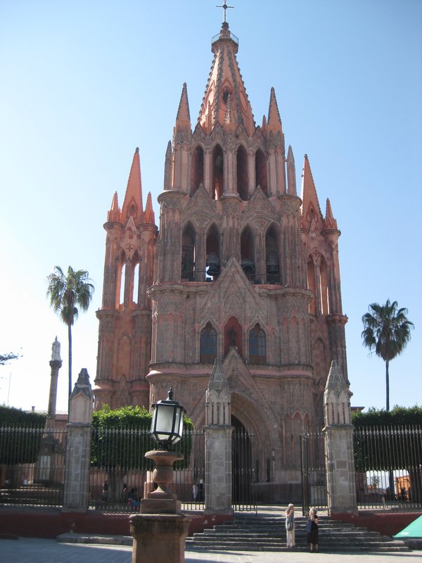 Called La Parroquia, the parish church, was built in the late 1600s in a plain Franciscan style. 