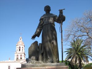 Fray de Jesus, standing near Father Serra.