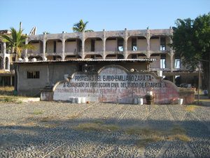 These are some pictures of the former Casa Grande Hotel in Melaque.  It was destroyed by the 1995 earthquake/tsunami centered in Manzanillo a few miles to the south.