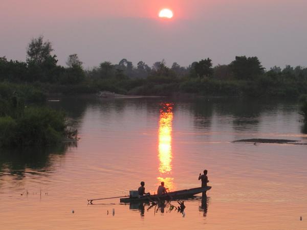 Sunset over the Mekong in Si Phan Don (4000 Islands) 