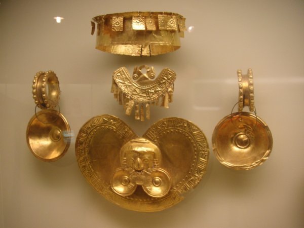 Gold artifacts from pre-Colombian era
