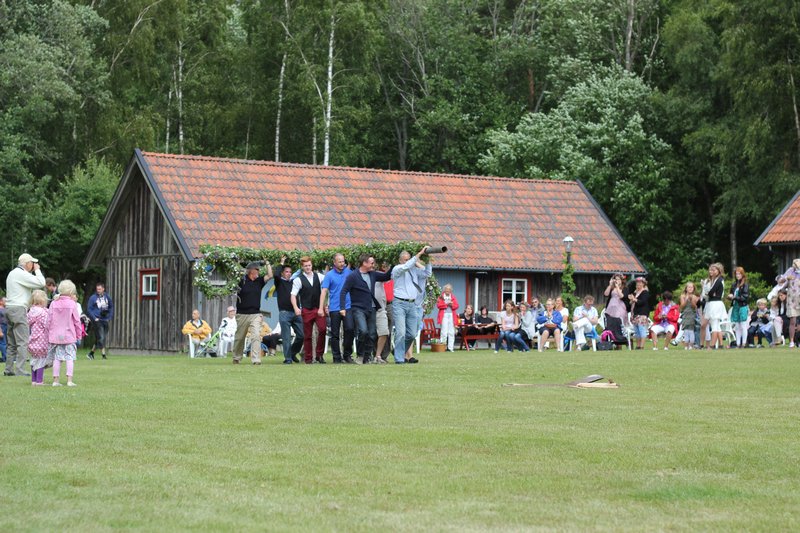 Part of the tradition is that the men from the town erect the midsommarstång (midsummer pole)