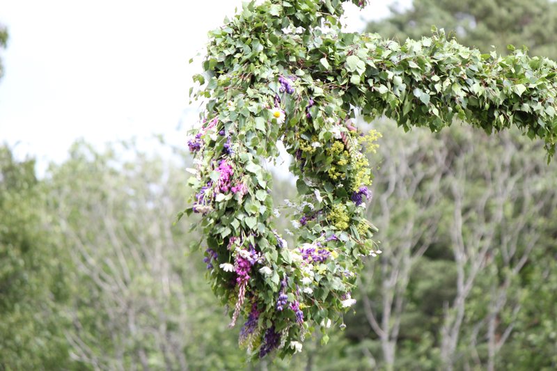 These wreaths of leaves and flowers dangle from the pole.