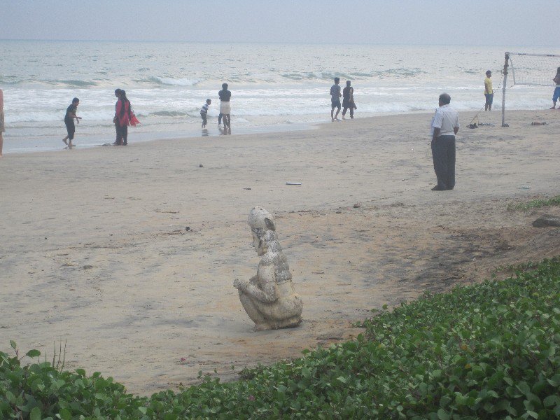A sitting statue at the south end of the main beach