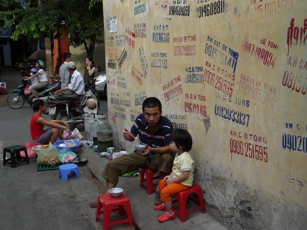 Die Nummern sind ueberall an Hanois Waenden - Nein, kein Geheimcode aus dem Krieg, sondern Telefonnummern von Haendlern/Handwerkern, die Werbung machen