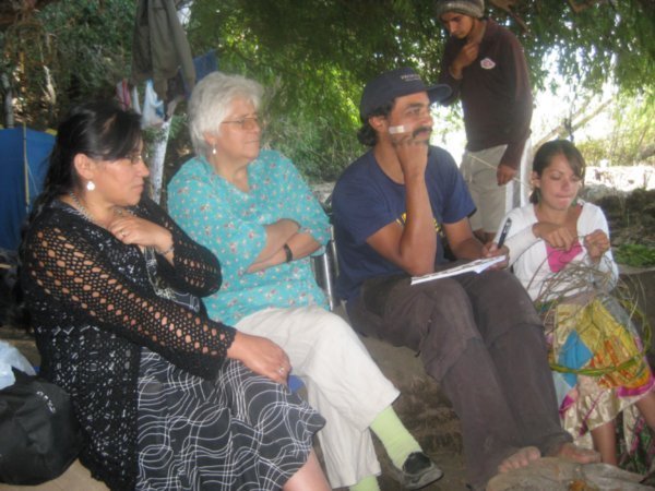 curadoras Mapuches explicando las hierbas medicinales