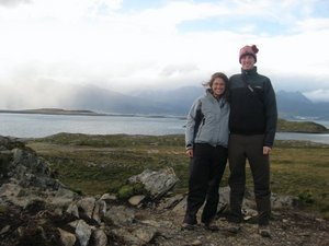 Mi amigo y yo en una isla en el Canal Beagle.  