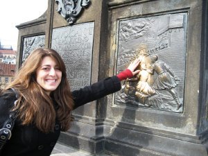Laura rubbing lucky statue
