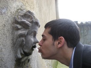Al kissing a fountain
