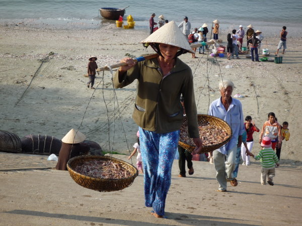 typisch Vietnamesisch, Frau in einem Fischerdorf bei Mui Ne