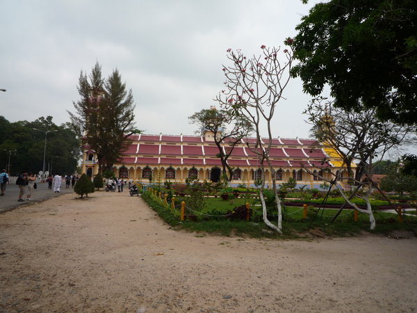 Der Cao Dai Tempel von weitem