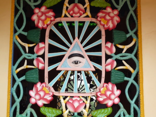 Das Auge Gottes (ein Fenster des Cao Dai Tempels)