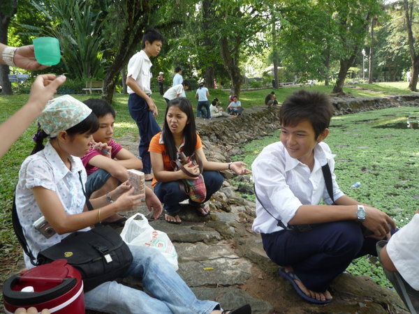 Quyin und die Schüler beim Pick-Nick
