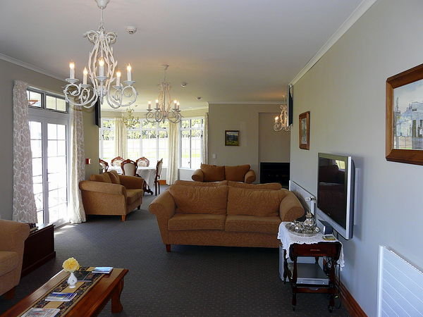 The lounge at Franz Joseph Country Retreat (Alan's photo)