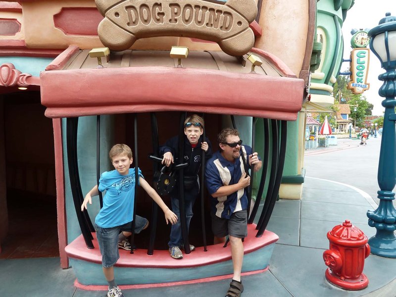 Family Escape from Prison in Toon Town