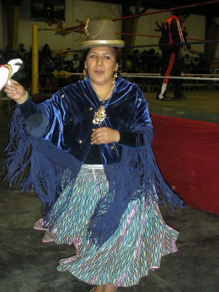 A wrestling Cholita