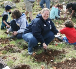 Cantor Rica plants a tree in Israel