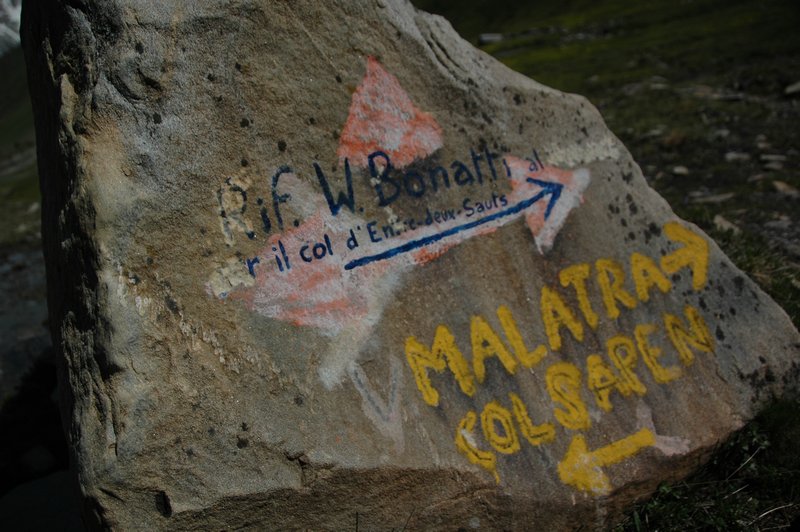 Colourful directions in the Arminaz Valley