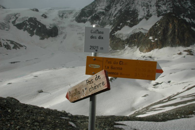 Signpost outside Cabane des Dix