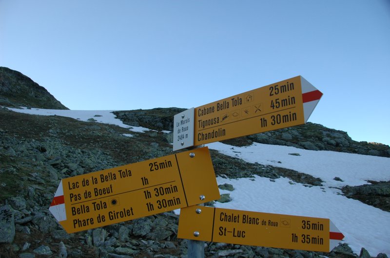 Signpost at Le Marais de Roua 2484 m. on the way to Meidpass